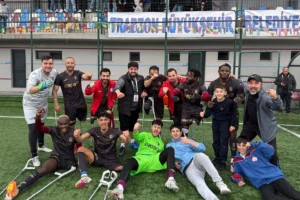 Trabzon Ampute Futbol Takımı oyuncuları lig maçında mücadele ederken