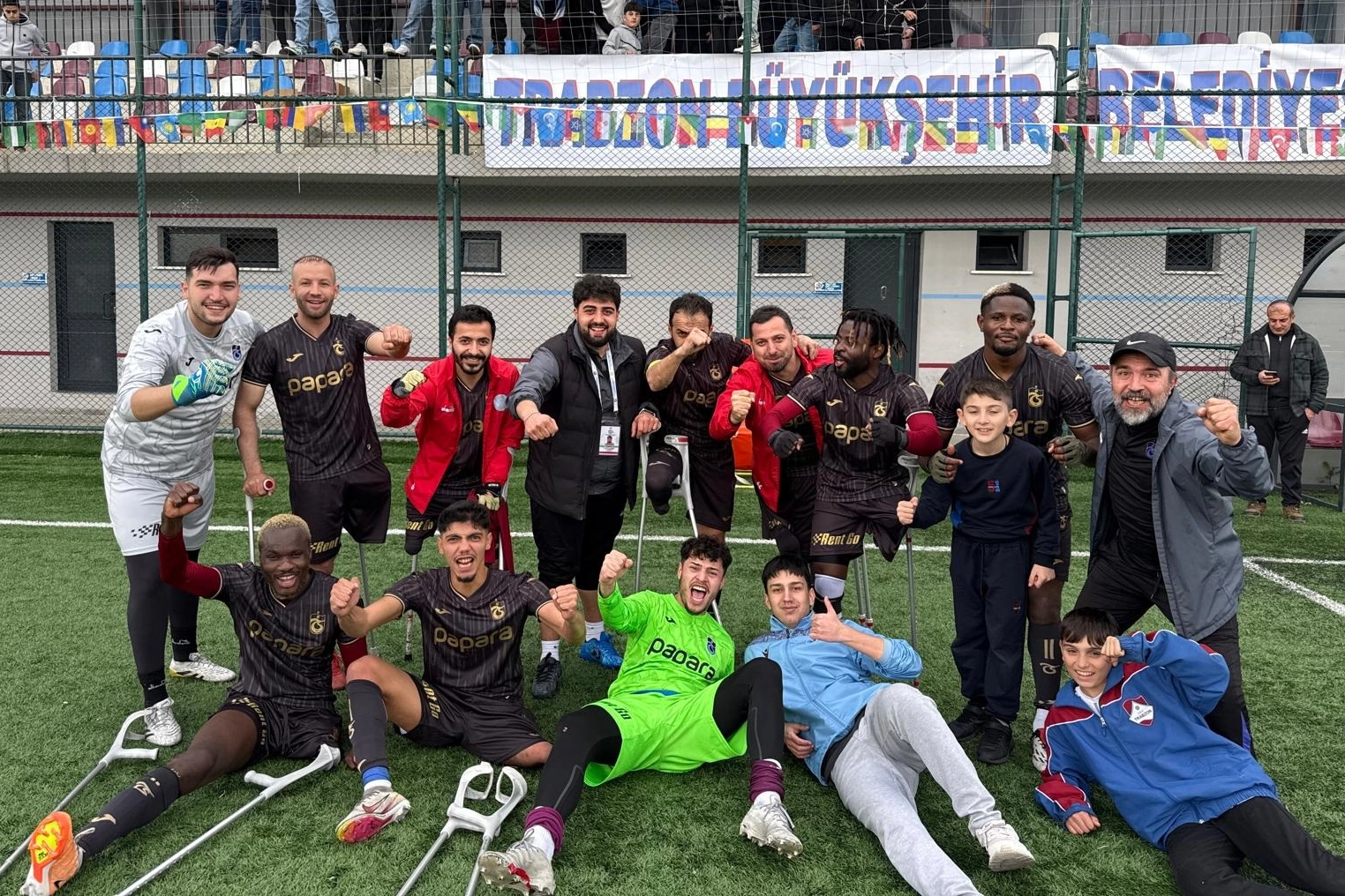 Trabzon Ampute Futbol Takımı oyuncuları lig maçında mücadele ederken