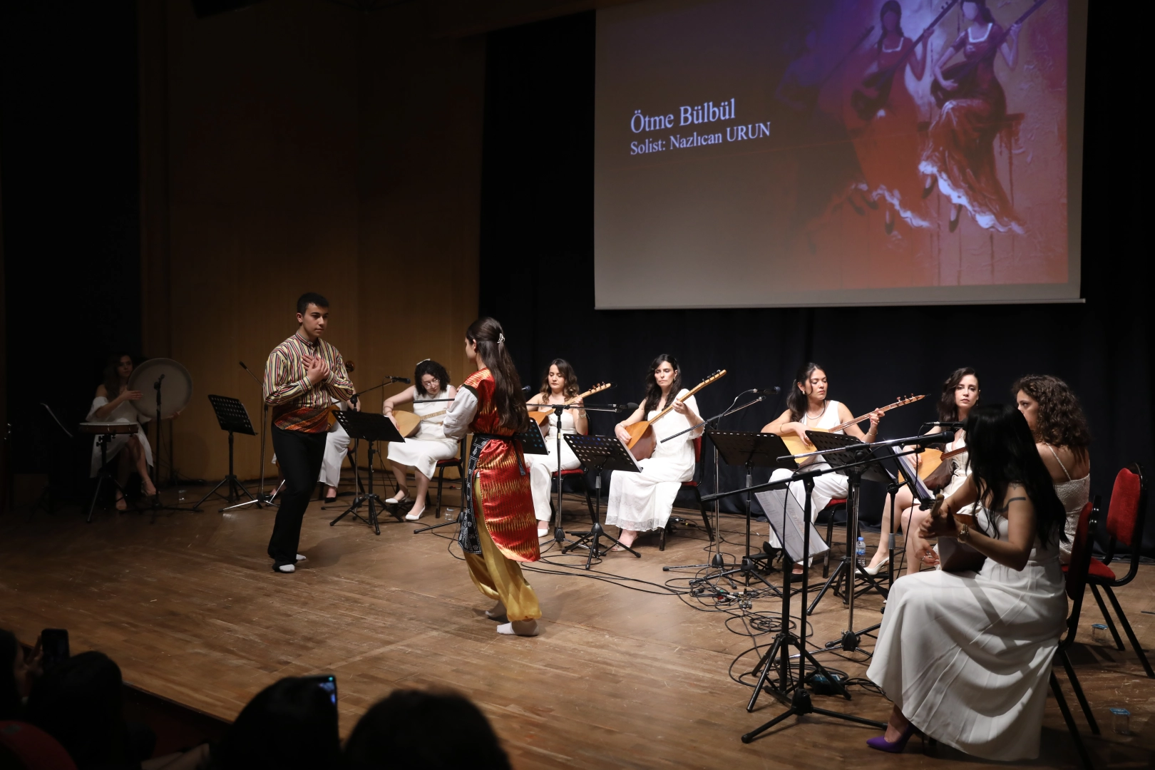 Antalya'da Kadın Kadına Türküler Konseri'nde sahne alan sanatçılar