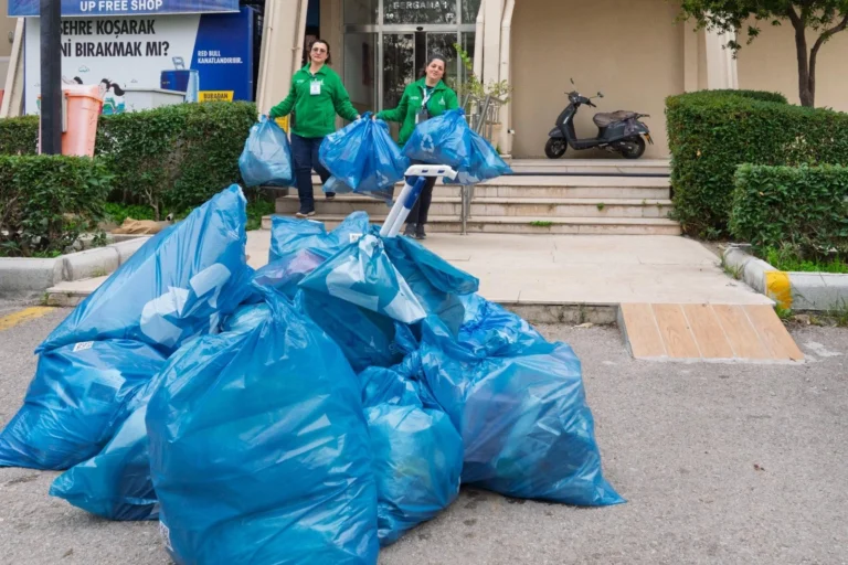 İzmir Büyükşehir Belediyesi'nin atıktan enerji üretimi ve evde geri dönüşüm projelerini tanıtan görsel.