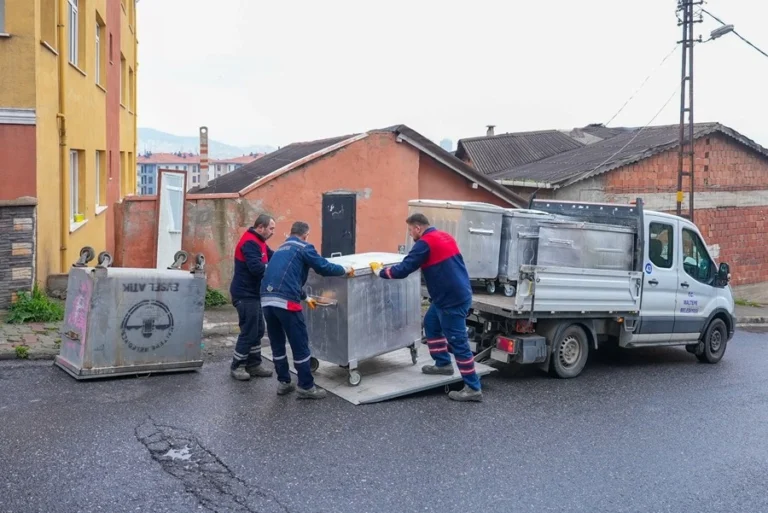 Maltepe Belediyesi'nde yenilenen çöp konteynerleri hizmete hazır