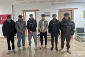 Artvin'de jandarma ekiplerince durdurulan minibüste düzensiz göçmenler ve göçmen kaçakçılığı şüphelisi yakalandı, 1 kişi tutuklandı.