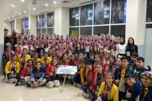 İnegöl Belediyespor Halk Dansları Topluluğu'nun Bursa il yarışmasındaki birincilikleri ve ikinciliği temsilen sahnedeki görselleri.