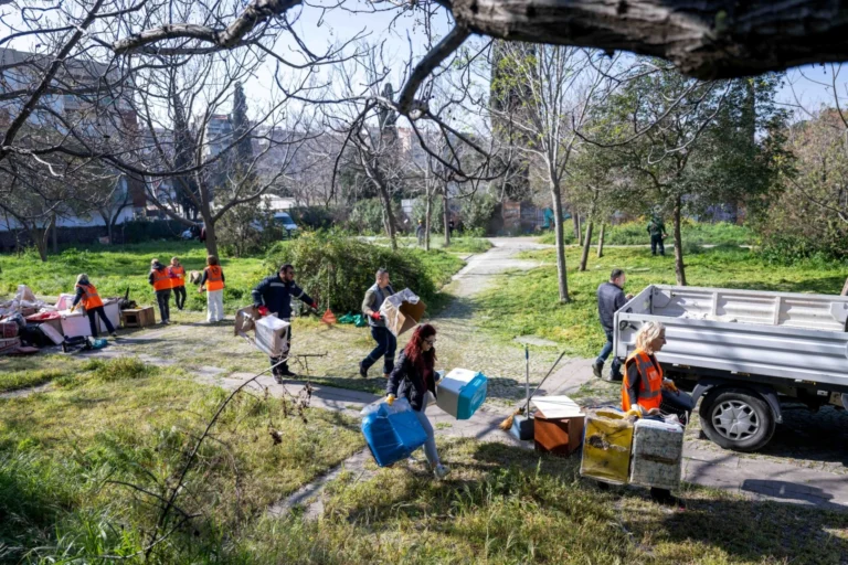 Bornova'da yenilenen 'Kedili Park' alanı, sokak hayvanları ve vatandaşlar için güvenli bir yaşam merkezi oldu.