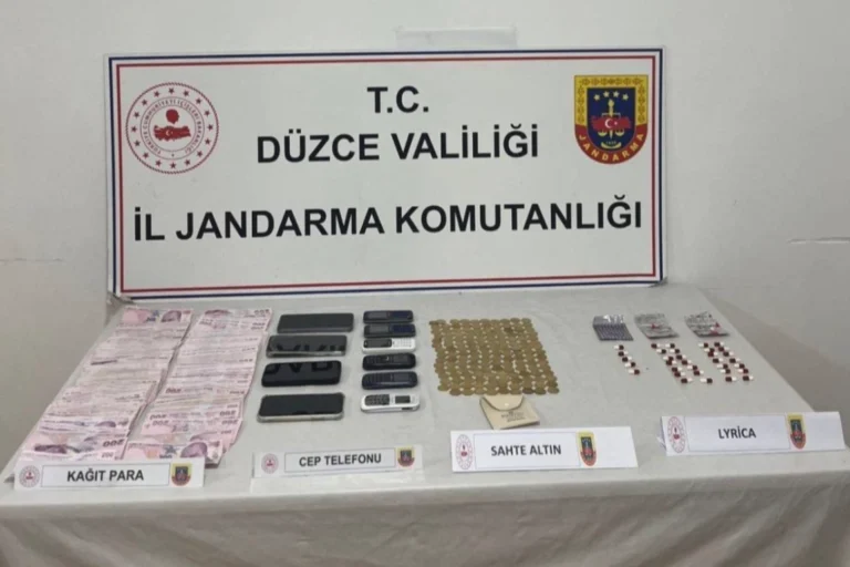 Düzce'de sahte altın satarak dolandırıcılık yapan 4 şüpheli jandarma operasyonuyla yakalandı.