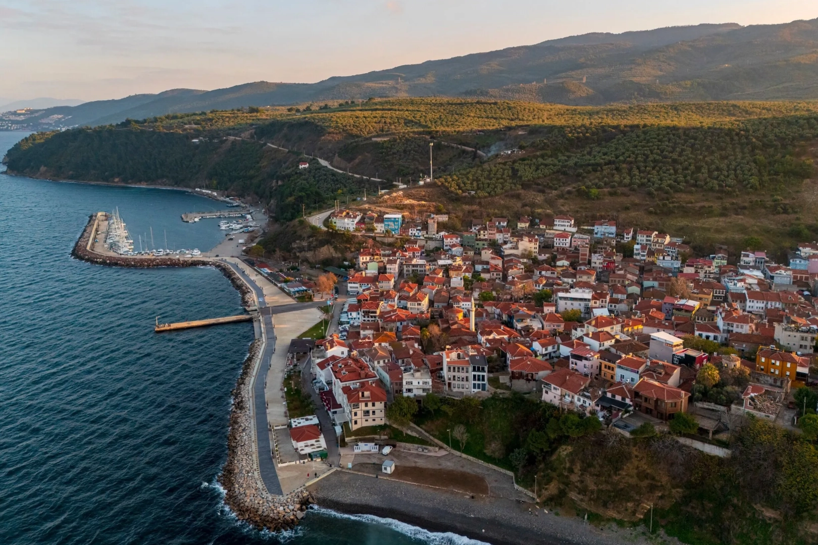 Anayasa Mahkemesi binası ve önünde Türk bayrağı