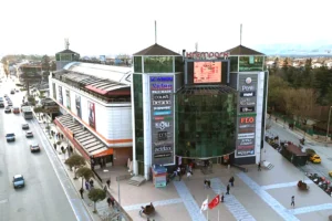 Düzce'de faaliyet gösteren Krempark Alışveriş Merkezi'nin mühürlenmesini gösteren görsel.