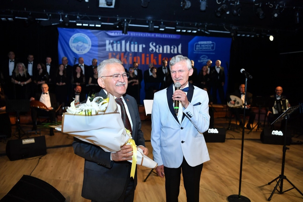 Kayseri Büyükşehir Belediyesi Türk Sanat Müziği Kent Korosu Konseri'nden bir kesit