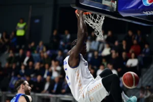 Çayırova Belediyesi basketbol takımı oyuncuları, Kocaeli Kağıtspor maçında sevinç yaşıyor.