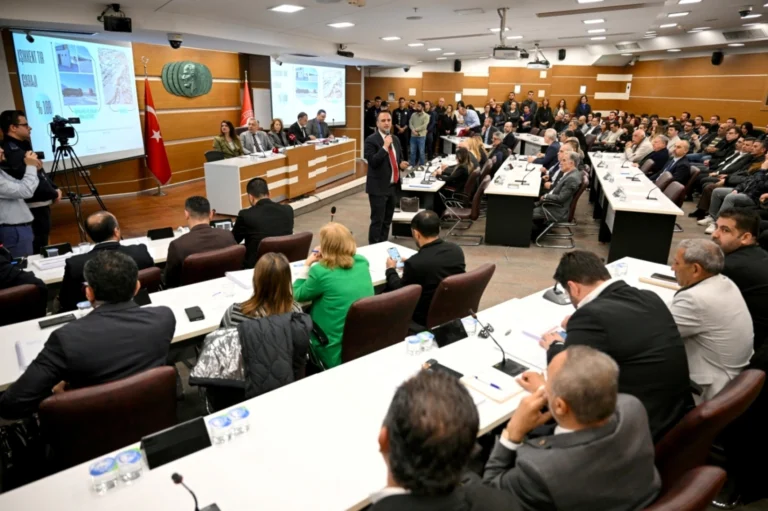 Bornova Belediyesi 2025 Faaliyet Raporu'nun oy çokluğuyla kabul edildiği meclis toplantısı