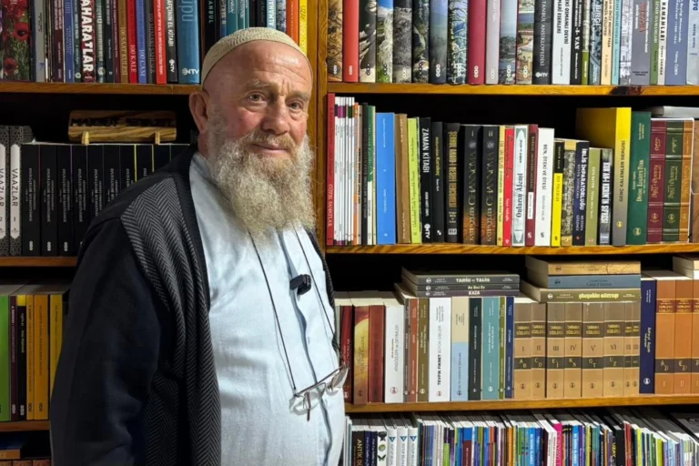 Kitap tutkunu Maksut Bayazıt, Alev Alatlı Kütüphanesi'ni ziyaret ediyor