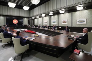 Cumhurbaşkanlığı Külliyesi'nde düzenlenen kabine toplantısı, Orta Doğu krizi ve ekonomi gündemiyle öne çıkıyor.