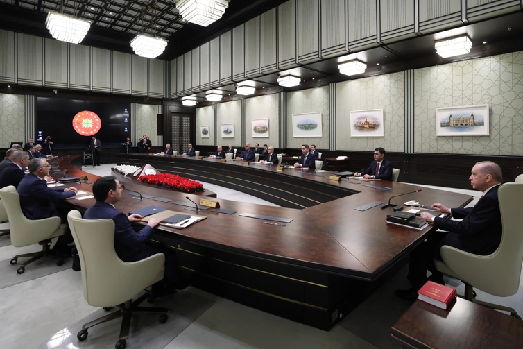 Cumhurbaşkanlığı Külliyesi'nde düzenlenen kabine toplantısı, Orta Doğu krizi ve ekonomi gündemiyle öne çıkıyor.