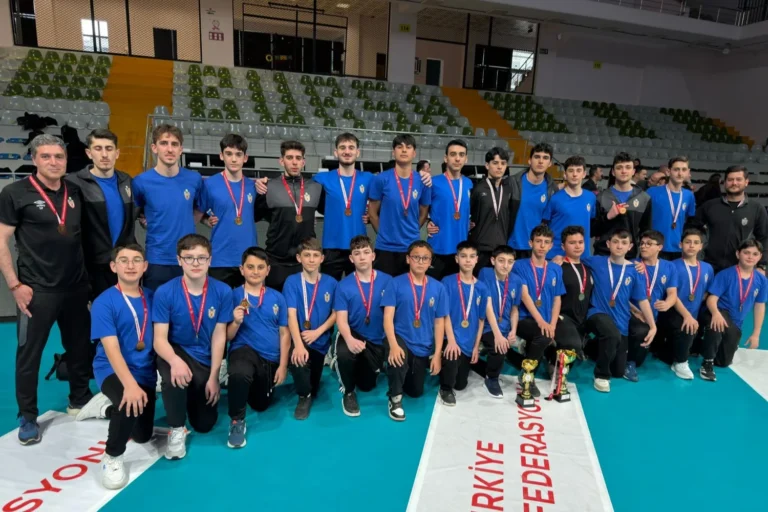 İnegöl Belediyespor voleybol takımı oyuncuları kupa kaldırıyor