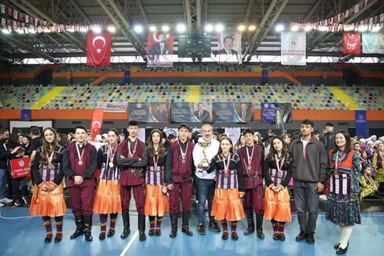 Trabzon Büyükşehir Belediyesi halk oyunları ekibi çifte şampiyonluk kupalarını kaldırıyor.