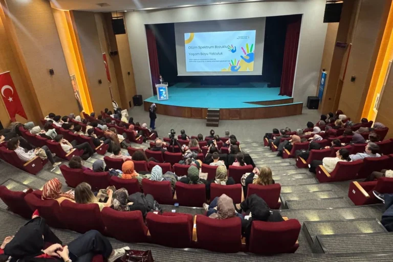 Sakarya'da düzenlenen otizm farkındalığı panelinde bilimsel yaklaşımlar ele alındı.