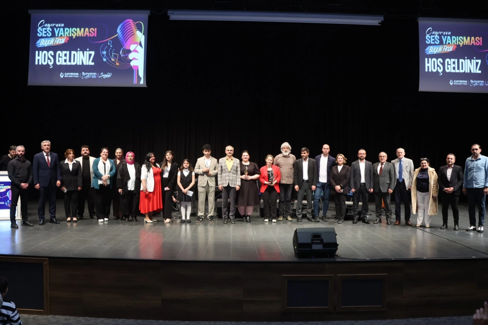 Çayırova Ses Yarışması birincisi Elif Rana Aksoy kupasıyla poz veriyor