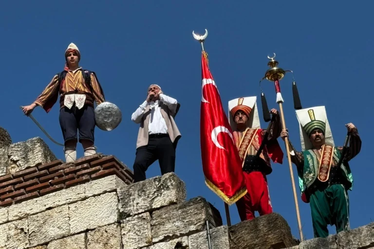 Bursa'nın fethinin 700. yılı coşkusu ve tarihi atmosfer.