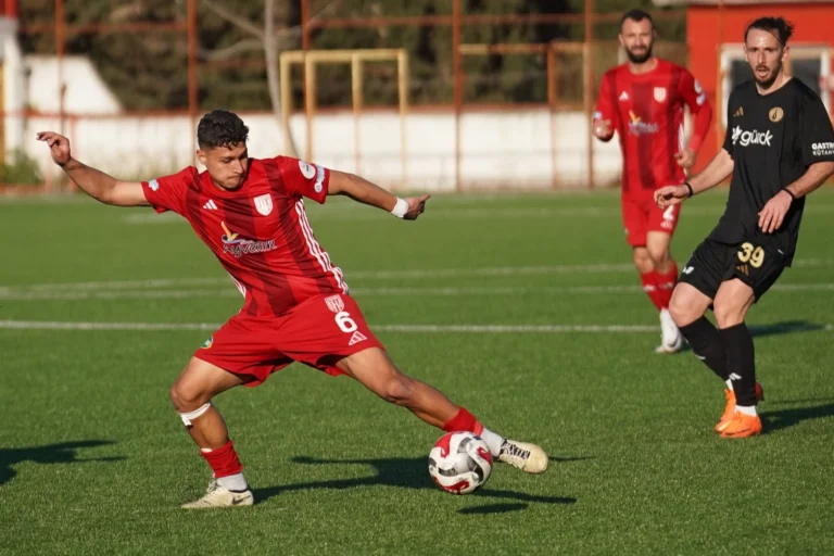Ayvalıkgücü Belediyespor'un genç ön liberosu Emirhan Boz, Süper Lig devlerinin transfer hedefi oldu.
