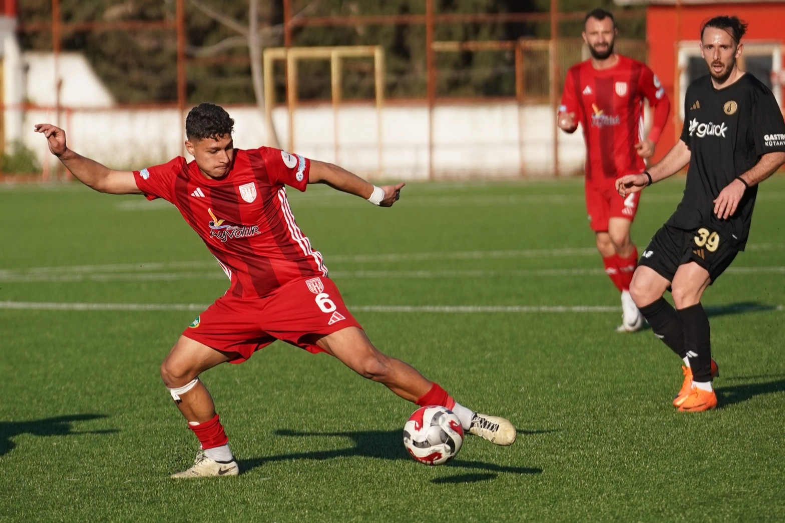 Ayvalıkgücü Belediyespor'un genç ön liberosu Emirhan Boz, Süper Lig devlerinin transfer hedefi oldu.