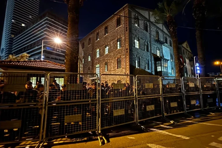 İzmir Meslek Fabrikası'na polis ablukası ve tahliye girişimi