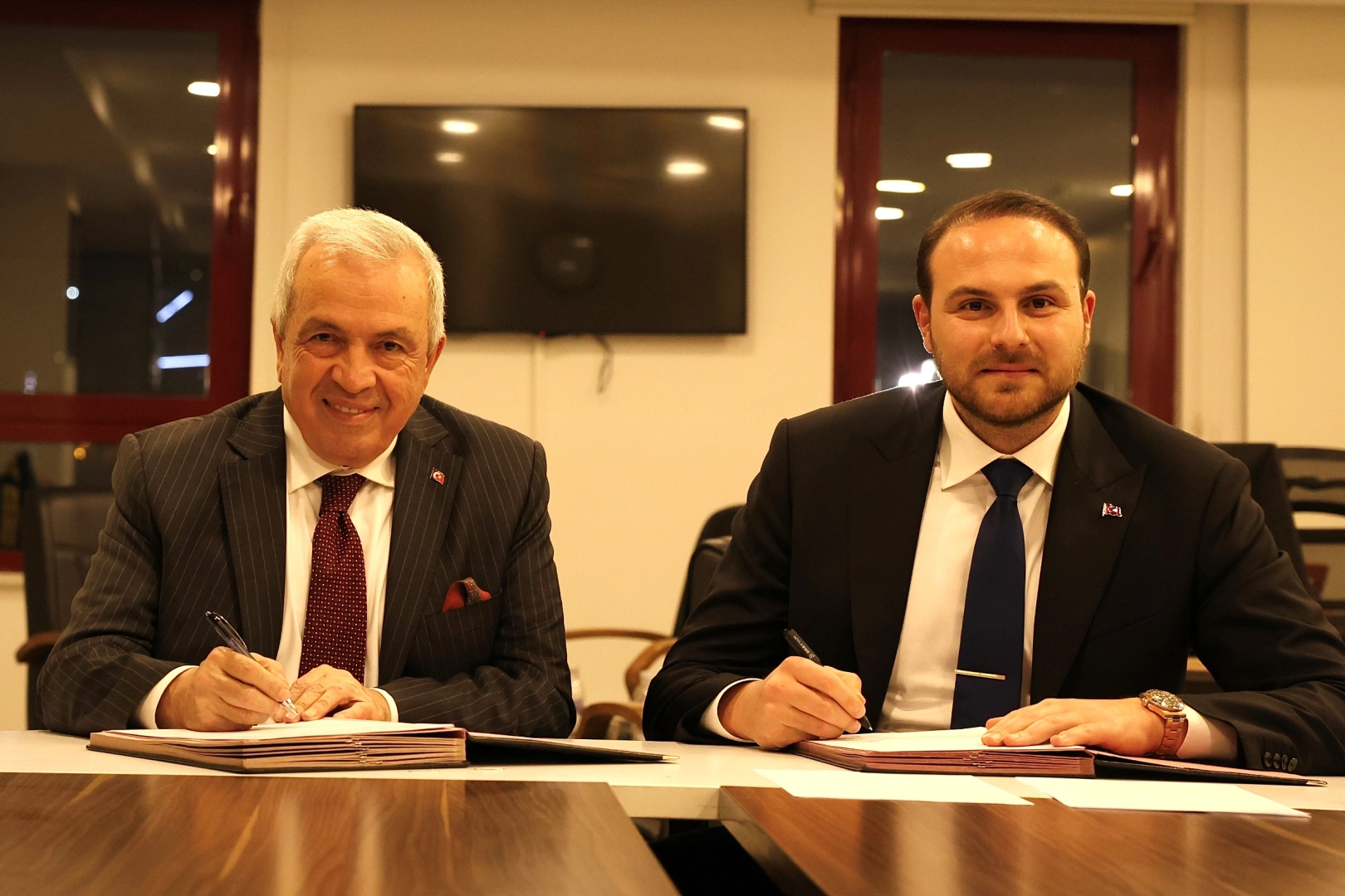 Bursa Nilüfer'de yeni kapalı hentbol salonu için arsa tahsis protokolü imza töreni.