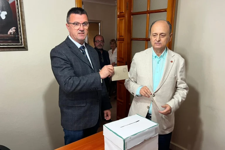 Edirne Gazeteciler Derneği'nin yeni başkanı Gökhan Tuzladan ve yönetimi