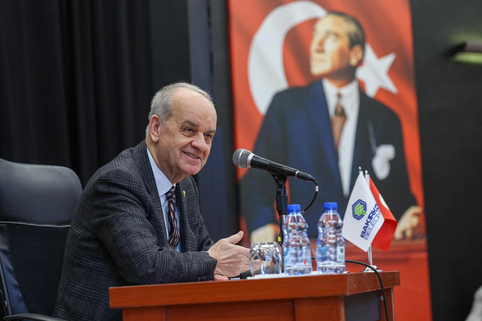 Emekli Orgeneral İlker Başbuğ, Bakırköy'deki söyleşide 'Liderlik, Güç ve Strateji' konulu konuşma yaparken