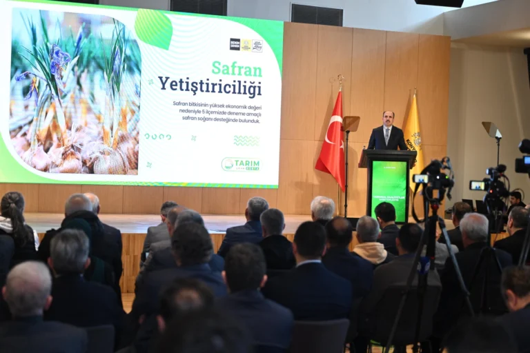 Konya Büyükşehir Belediye Başkanı Uğur İbrahim Altay tarım projeleri sunumu yapıyor.