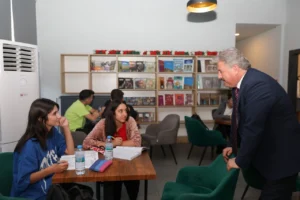 Melikgazi Akıl Küpü Kütüphaneleri'nde ders çalışan gençler ve kitaplar
