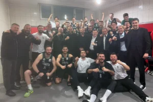 Sakarya Büyükşehir Belediyesi Basketbol Takımı oyuncuları maç sırasında