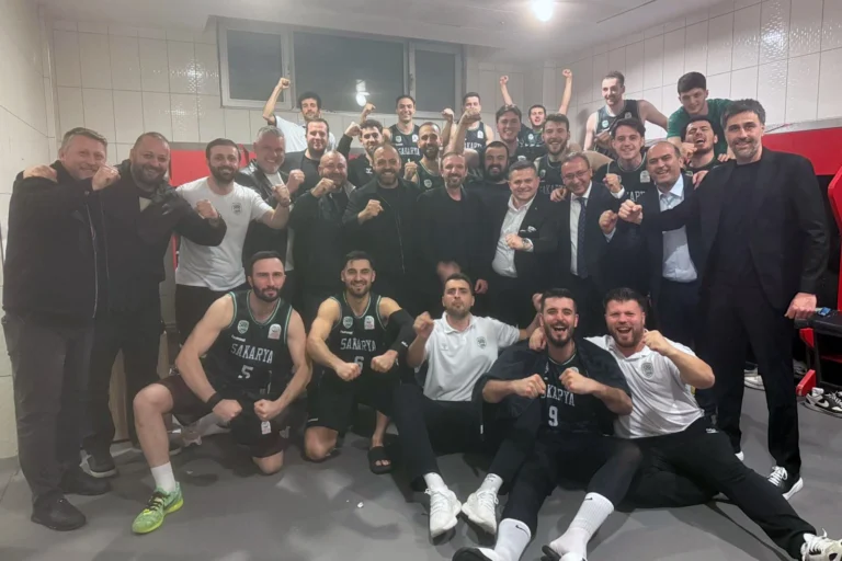 Sakarya Büyükşehir Belediyesi Basketbol Takımı oyuncuları maç sırasında