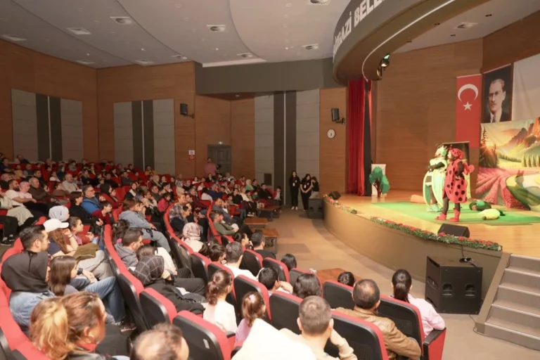 Melikgazi Belediyesi tarafından çocuklar için sahnelenen 'Ormanlar Kralı Ağustos Böceği' tiyatro oyunu
