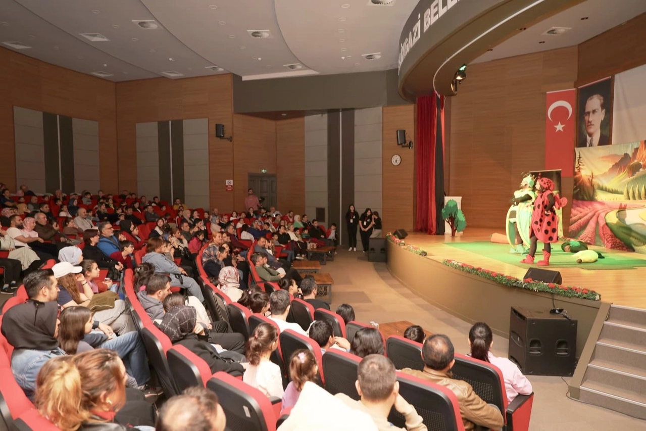 Melikgazi Belediyesi tarafından çocuklar için sahnelenen 'Ormanlar Kralı Ağustos Böceği' tiyatro oyunu