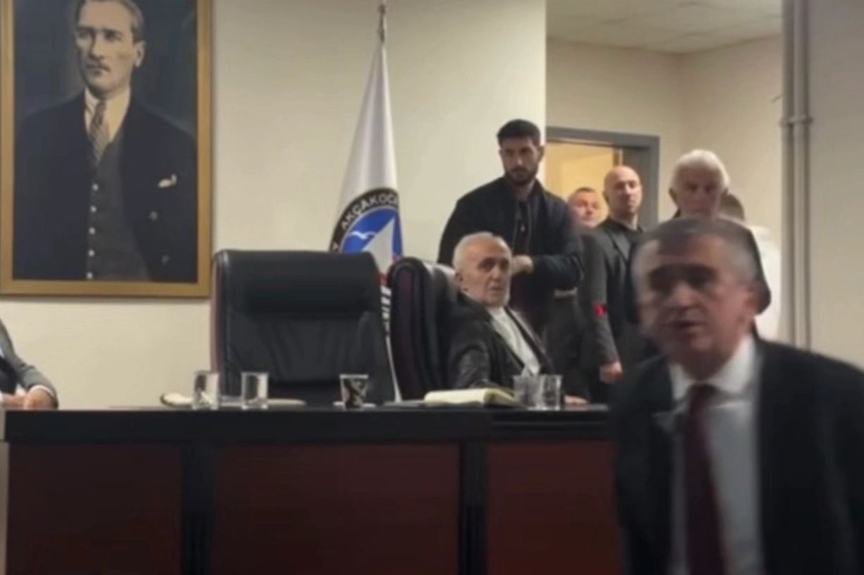 Akçakoca Belediye Başkanı Fikret Albayrak'ın gazetecilere tepki gösterdiği an