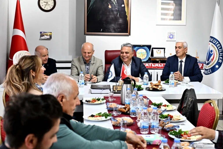 Antalya Muratpaşa'da Korkuteli Derneği'nin düzenlediği etkinlikte tarhana ikramı yapıldı.