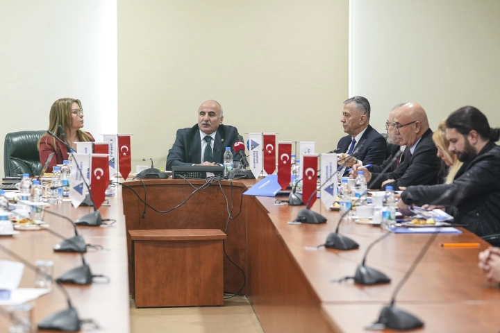 TBMM İnsan Hakları Komisyonu heyeti, Yeditepe Üniversitesi ve Türkiye Maarif Vakfı'nı ziyaret ederek eğitimde eşitlik ve Filistinli öğrencilere destek konusunda temaslarda bulundu.