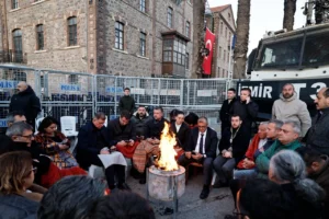 İzmir Büyükşehir Belediye Başkanı Cemil Tugay, Vakıflar'ın el koyduğu Meslek Fabrikası binası önünde nöbet tutuyor