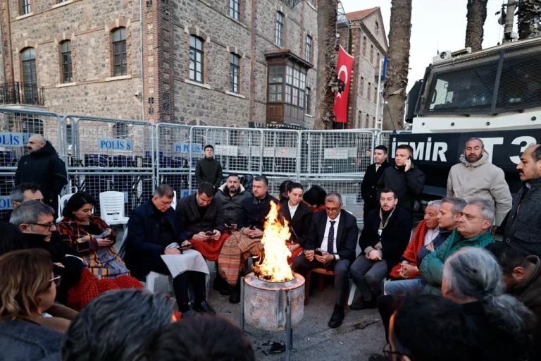 İzmir Büyükşehir Belediye Başkanı Cemil Tugay, Vakıflar'ın el koyduğu Meslek Fabrikası binası önünde nöbet tutuyor