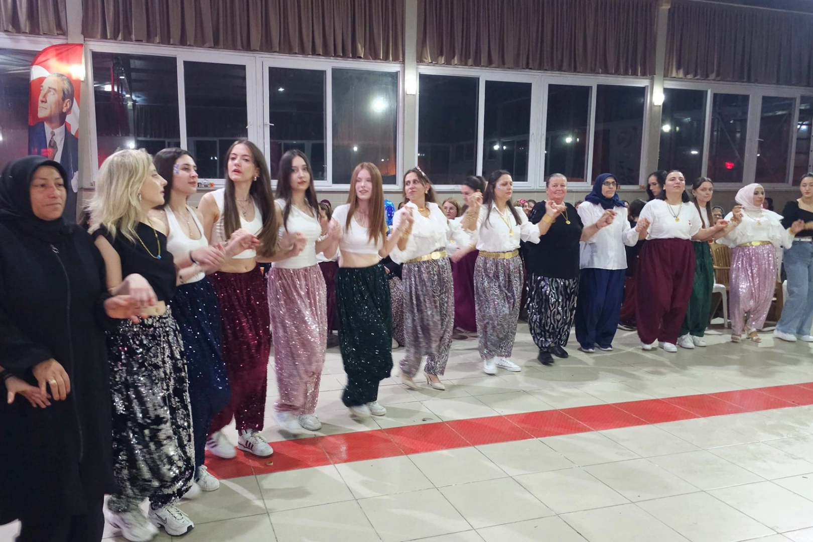 Lalapaşa Şalvar Gecesi'nde kadınlar geleneksel kıyafetleriyle bir araya geldi.