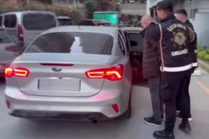 İstanbul Emniyeti'nin organize suç örgütlerine yönelik düzenlediği operasyonda gözaltına alınan şüpheliler ve ele geçirilen silahlar.