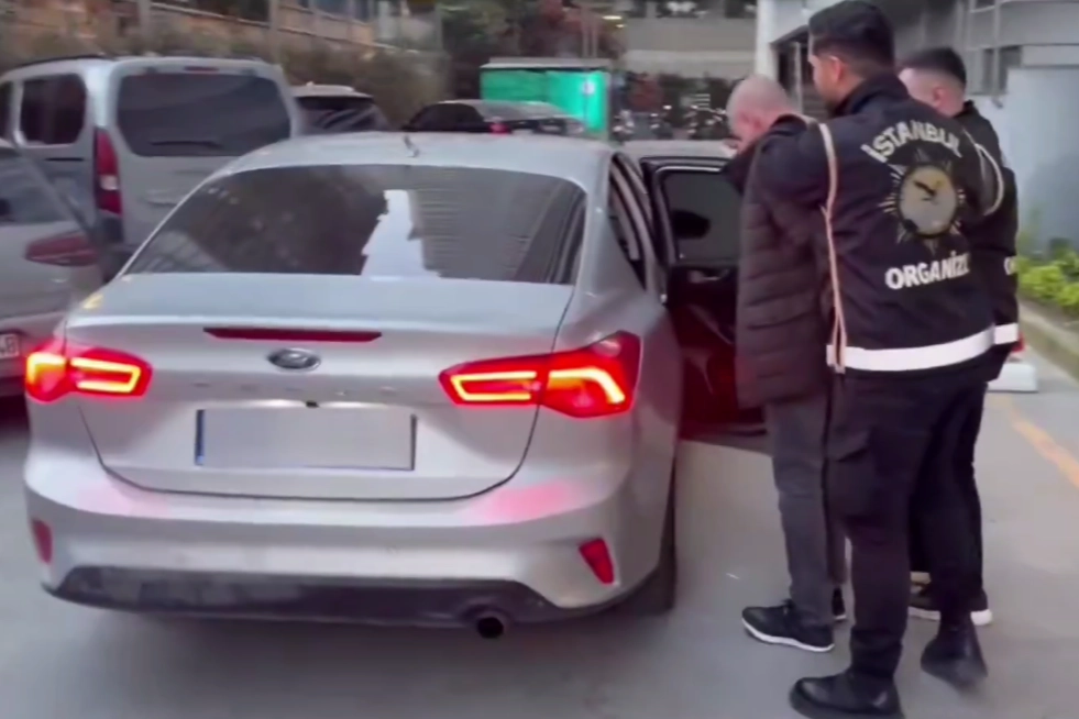 İstanbul Emniyeti'nin organize suç örgütlerine yönelik düzenlediği operasyonda gözaltına alınan şüpheliler ve ele geçirilen silahlar.