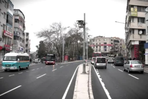 İzmir'in Buca ilçesinde belediye tarafından gerçekleştirilen asfalt yenileme çalışmaları ve yol yapım hizmetleri.