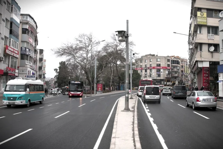 İzmir'in Buca ilçesinde belediye tarafından gerçekleştirilen asfalt yenileme çalışmaları ve yol yapım hizmetleri.