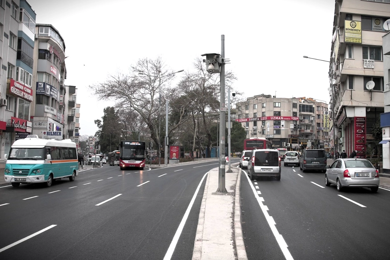 İzmir'in Buca ilçesinde belediye tarafından gerçekleştirilen asfalt yenileme çalışmaları ve yol yapım hizmetleri.