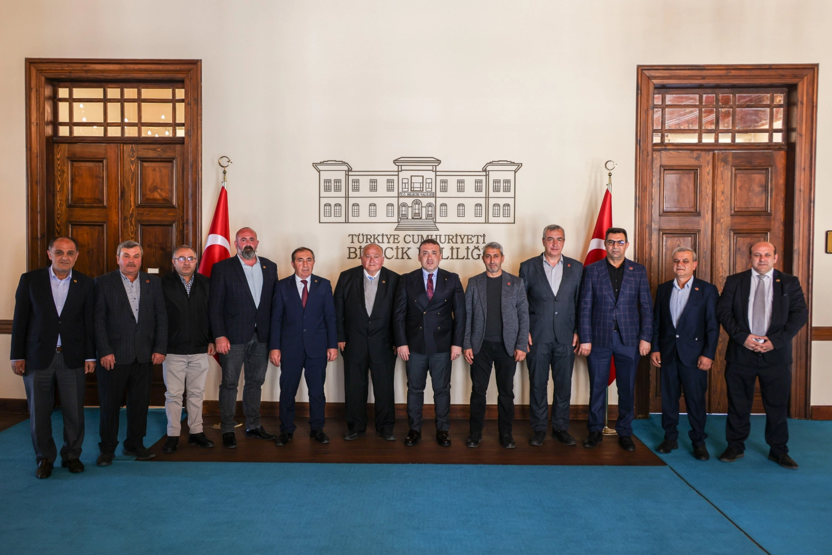 Bilecik Valisi Faik Oktay Sözer, muhtarlarla bir araya gelerek destek sözü verdi.