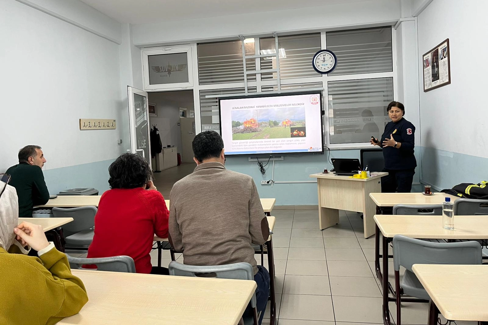 Kocaeli'nde Bilgievleri personeline yangın güvenliği eğitimi verildiği an.