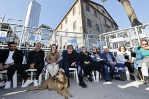 İzmir Meslek Fabrikası'na el konulmasına karşı direniş