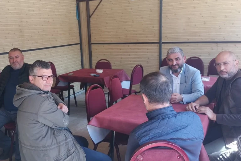 Bilecik Pazaryeri'nde çiftçiler artan maliyetler ve çözüm önerileri üzerine toplandı.