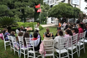 Bornova'da Kütüphane Haftası kapsamında çocuklar için düzenlenen eğitici ve eğlenceli atölyelerden bir görüntü